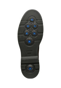 Suela de zapato negra con superficie texturizada, que presenta seis orificios de ventilación azul y un agarre con patrón. Marca "GEOX PATENTE ITALIANA" visible.