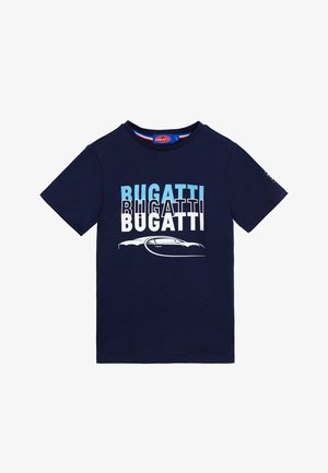T-shirt blu navy a maniche corte con testo sovrapposto "BUGATTI" in blu, nero e bianco, e il contorno di un'auto sportiva bianca sotto il testo.