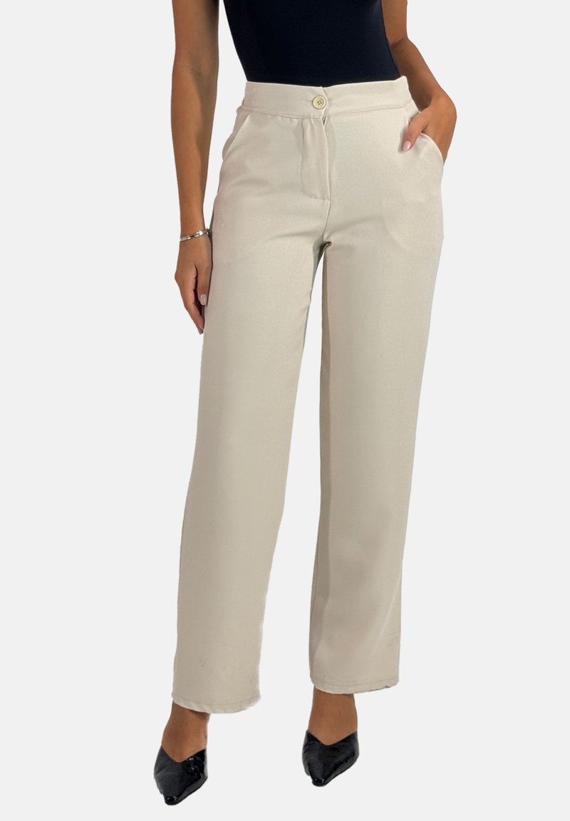 Beige wijde broek met knoopsluiting, steekzakken aan de voorkant, een gladde textuur en minimalistisch ontwerp, gecombineerd met zwarte puntige schoenen.