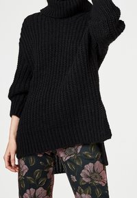 HALLHUBER Stickad tröja - black