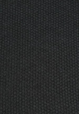 Czarna dzianina o teksturowanym wykończeniu, z pionowym żebrowaniem, miękką powierzchnią, równomiernym splotem i jednolitą kolorystyką.