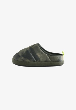 Dunkelgrüner und schwarzer Camo-Slipper mit gepolstertem Obermaterial und neongelber Lasche an der Ferse, seitlich gezeigt.
