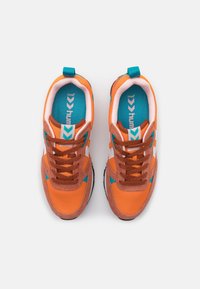 Chaussures de sport orange avec des accents turquoise, en matériaux suède et mesh, bouts ronds, lacets plats et semelles texturées. Conçues pour le confort et le soutien.