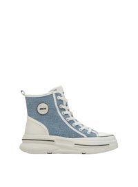 Hoge sneakers van blauw denim met een witte rubberen zool, rond logo accent, witte veters en een grijze streep op de zool, met een gladde textuur.