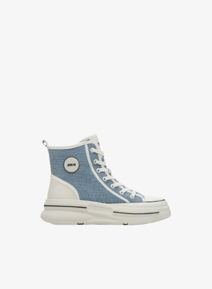 Wysokie trampki z niebieskiego dżinsu z białą gumową podeszwą, okrąłym logo, białymi sznurówkami i szarym paskiem na podeszwie, charakteryzujące się gładką teksturą.