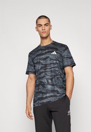 Sort og grå camouflage-mønstret atletisk t-shirt lavet af letvægtsstof, med korte ærmer og rund halsudskæring, med et hvidt logo.