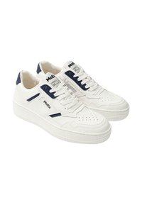 Witte lage sneakers met marineblauwe accenten, geperforeerde neus en textuur zijpanelen. Bevat een dikke rubberen zool en vetersluiting.