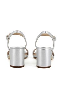 Sandali con tacco alto in metallo argentato, dotati di un ampio tacco a blocco, cinturino alla caviglia e superficie liscia. Il design con retro aperto migliora la traspirabilità.
