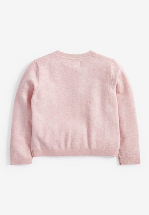 Rosa gestrickter Pullover, runder Halsausschnitt, lange Ärmel, gerippter Saum und Bündchen, weiche Textur, minimalistisches Design ohne sichtbare Verschlüsse.