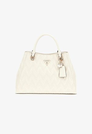 Borsa a tracolla bianca imbottita con motivo a zigzag, dotata di due manici, accessori in tonalità oro e un ciondolo decorativo attaccato. Etichette visibili.