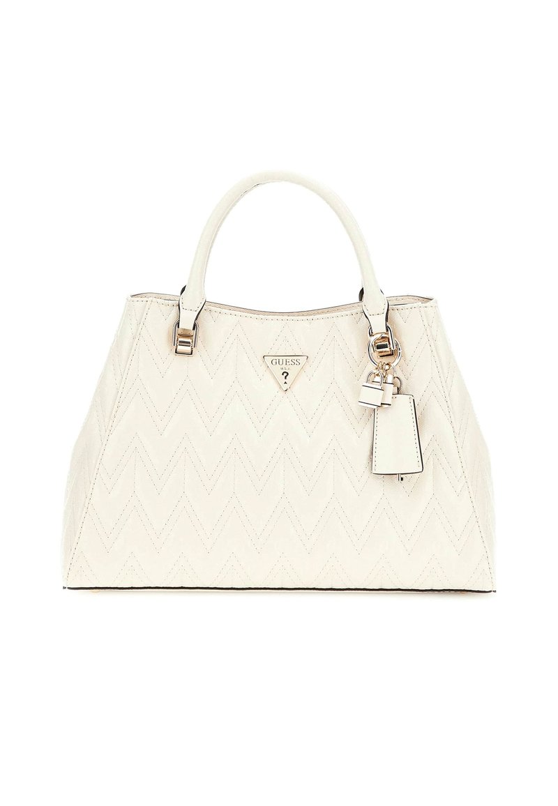 Weißer, gesteppten Handtasche mit Zickzackmuster, versehen mit zwei Tragegriffen, goldfarbener Hardware und einem dekorativen Charm. Etiketten sichtbar.