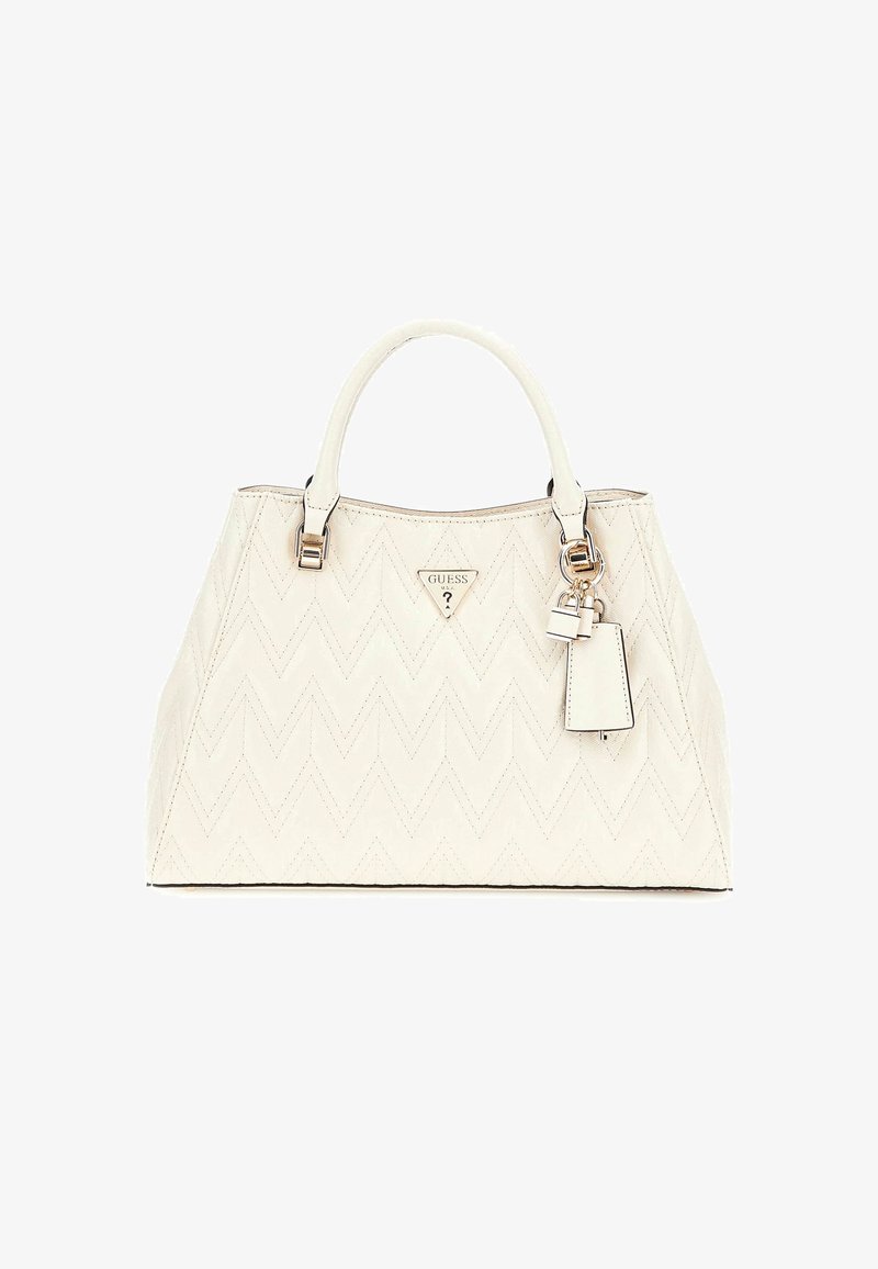 Weißer, gesteppten Handtasche mit Zickzackmuster, versehen mit zwei Tragegriffen, goldfarbener Hardware und einem dekorativen Charm. Etiketten sichtbar.