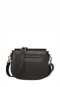 Zwarte leren crossbodytas met een textuurafwerking, voorzien van een bovenklep, gouden hardware en een verstelbare schouderband.