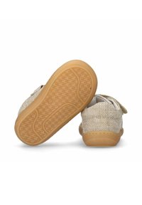Scarpe di tessuto color beige chiaro con superficie testurizzata e suola in gomma. Cinghia in velcro e motivo di battistrada distintivo sulla suola per una migliore aderenza.