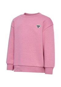 Różowa bluza z miękkiego materiału, z ribbowanym okrągłym dekoltem, długimi rękawami i małym, dekoracyjnym haftem na piersi.