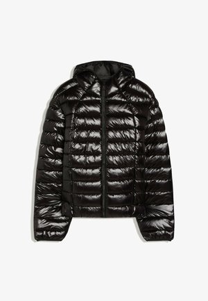 Schwarze glänzende Steppjacke mit horizontaler Steppung, Frontreißverschluss, langen Ärmeln und angesetzter Kapuze, flach auf weißem Hintergrund liegend.