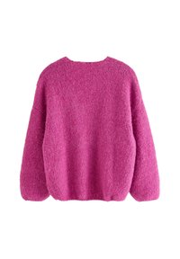 Lyserød strikket sweater med afslappet pasform, rund halsudskæring og oversized ærmer, med et tekstureret mønster og blødt stof.