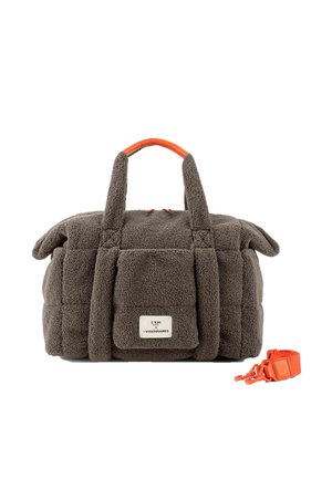 Bolso de tela marrón con textura, asa naranja y correa de hombro naranja desmontable, con un bolsillo delantero y una etiqueta de marca blanca.