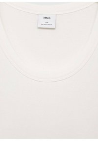 Witte slim-fit t-shirt met een brede geribbelde halslijn. Gemaakt van zacht materiaal, voorzien van een label met merknaam en maatinformatie.