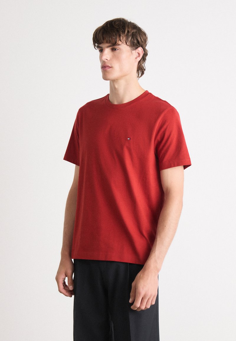 Tommy Hilfiger ESSENTIAL TEE - Základné tričko - dark magma