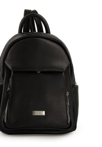 Schwarzer Leder-Rucksack mit runder Form, strukturiertem Oberflächenmaterial, vorderer Reißverschlusstasche und metallic-farbenem Zubehör, das das Markenlogo zeigt.