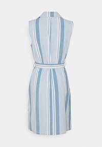 Ärmlös klänning i ljusblå och vita vertikala ränder, med krage och ett matchande tygbälte vid midjan. Mjuk textur och knälång.