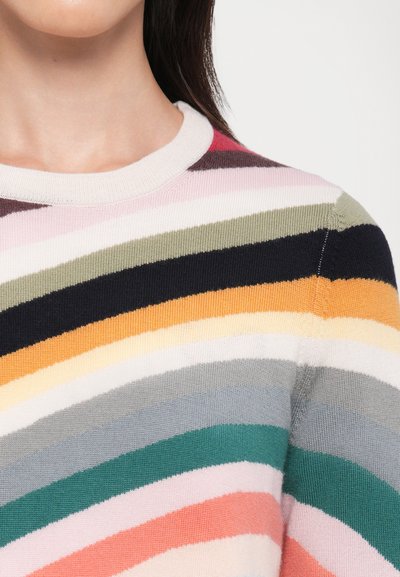 Maglione a righe multicolore con scollatura rotonda. Presenta righe orizzontali in rosa, verde, giallo, grigio, blu scuro e nero. Tessuto morbido a maglia.