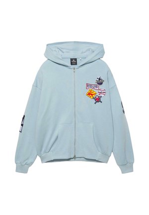 Svijetloplava trenirka na patentni zatvarač s prednjim džepovima, kapuljačom i šarenim detaljima u obliku bejzbol tema na prsima i rukavima.