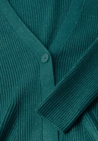 Türkiser, gerippter Cardigan mit V-Ausschnitt, der ein strukturiertes Gewebe und einen einzelnen passenden Knopf an der Öffnung aufweist.