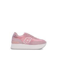 Scarpa sportiva rosa realizzata con materiali scamosciati e sintetici, dotata di linguetta imbottita, logo prominente e una spessa suola bianca con fondo testurizzato.