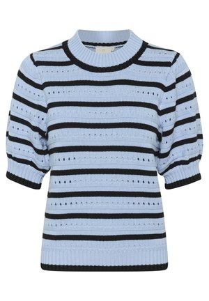 Gaišzils adīts džemperis ar horizontālām melnām svītrām, tam ir ribota noapaļota kakla izgriezums un īsas pūkainas piedurknes ar caurumiem.