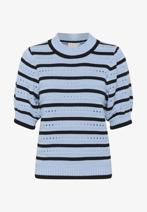 Gaišzils adīts džemperis ar horizontālām melnām svītrām, tam ir ribota noapaļota kakla izgriezums un īsas pūkainas piedurknes ar caurumiem.