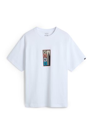Valkoinen Vansin lyhythihainen t-paita, jossa pystysuora logo punaisissa, beigen ja sinisin lohkoissa, sekä musta rakennuksen siluetti keskellä edessä.