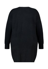 Overmaat zwart gebreid sweater met lange mouwen en geribde manchetten en zoom, weergegeven vanaf de achterkant op een witte achtergrond.