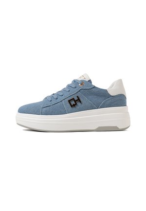 Sneakers in denim blu con tacco bianco, suola spessa bianca e dettaglio logo dorato sul lato. Caratterizzate da lacci rotondi e tessuto strutturato.