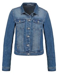Giacca di jeans in un lavaggio azzurro chiaro con maniche lunghe, colletto a punta, chiusura con bottoni davanti, due tasche sul petto e dettagli di sbiadimento sottili.