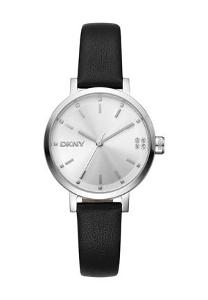 Montre argentée ronde avec un cadran en acier inoxydable brossé, bracelet en cuir noir, marques horaires minimales et un petit accent en cristal.