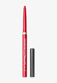 Evidenziatore labbra rosso in formato penna twist-up con accenti argento. Include un tappo nero per la protezione. Texture morbida per un'applicazione precisa.