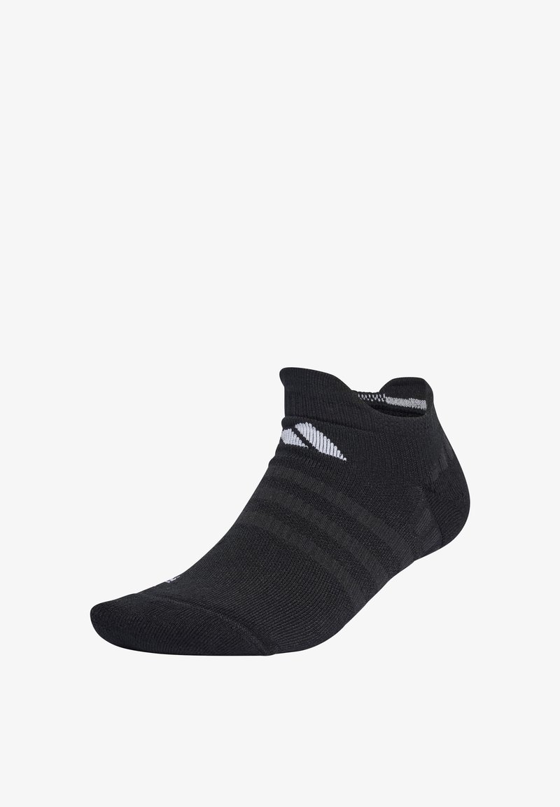Svarte ankelsokker laget av et teksturert stoff. Med hvite striper og lav klipp for minimal dekning.