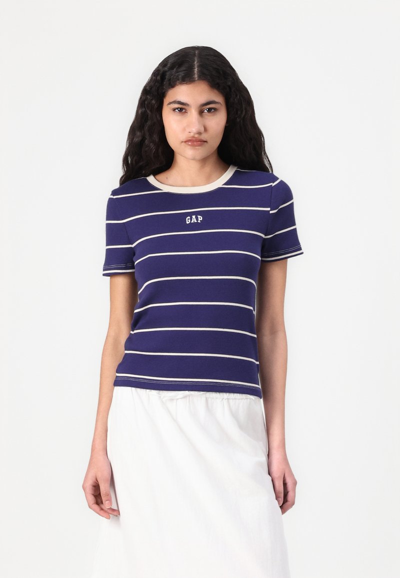 Marineblå kortærmet T-shirt med hvide vandrette striber og rund halsudskæring. Har et lille "GAP"-logo på brystet.