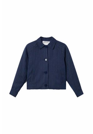 Chaqueta de cuadros en azul marino, hecha de un tejido texturizado, con cuello de solapa, cierre de tres botones y dos bolsillos frontales.