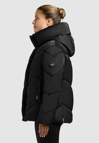 Schwarze Steppjacke mit hohem Kragen, gestepptem Design und Logo am Ärmel. Verfügt über einen Reißverschluss vorne und seitliche Taschen.