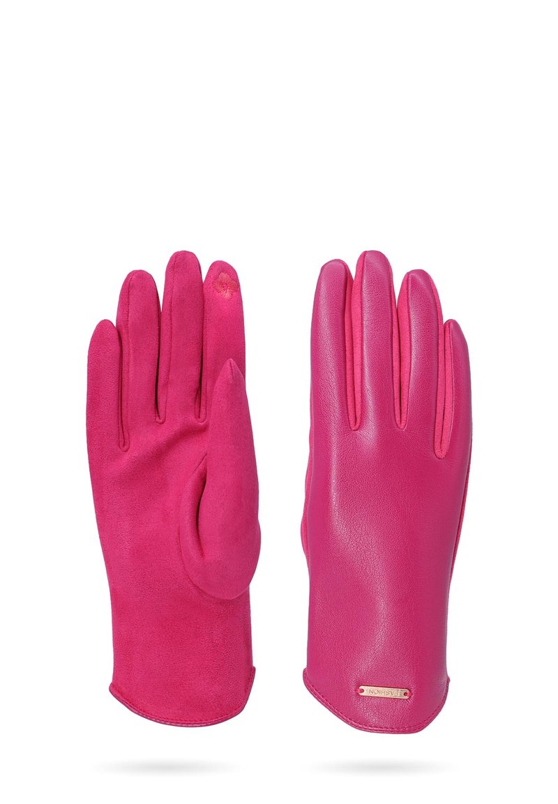 Guanti rosa realizzati in suede e pelle, con una texture liscia e un design aderente, caratterizzati da un piccolo logo cucito sul polso.