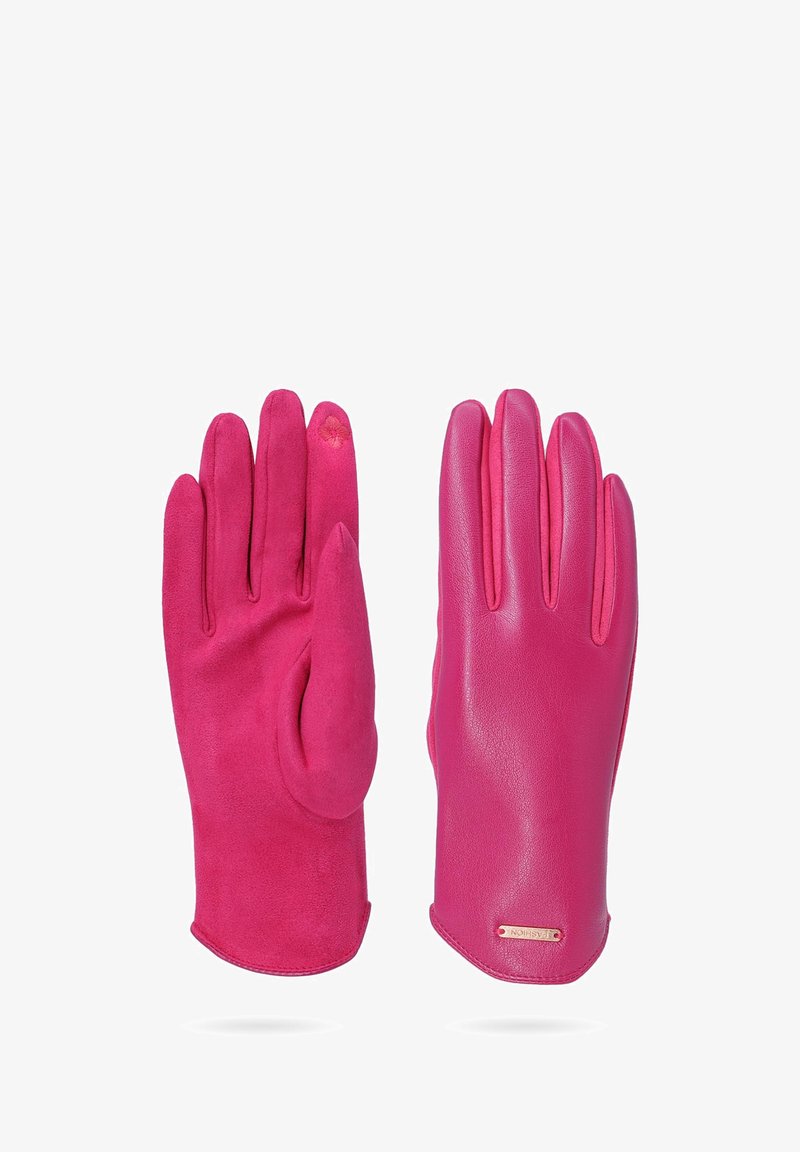 Guanti rosa realizzati in suede e pelle, con una texture liscia e un design aderente, caratterizzati da un piccolo logo cucito sul polso.