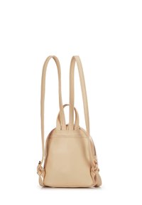 Zaino in finta pelle beige con doppie cinghie regolabili, forma ovale, chiusura con zip e texture liscia. Progettato con uno stile minimalista.