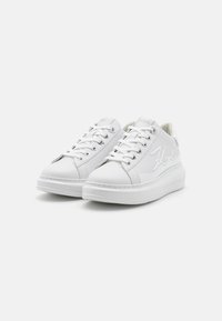 Sneakers bianchi in pelle con design lace-up, colletto imbottito e suola in gomma testurizzata. Presentano un logo impresso sul lato e dettagli di cucitura.