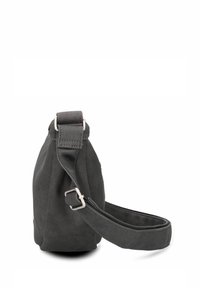 Bolso de hombro de cuero gris con superficie texturizada, correa ajustable y herrajes plateados. Forma compacta con bordes redondeados.