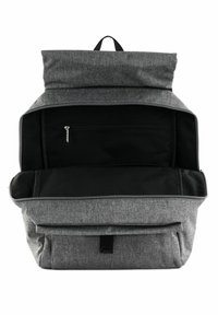 Zaino in tessuto grigio con chiusura a roll-top. Presenta una tasca con zip e un ampio interno, caratterizzato da una fodera nera e scomparti organizzativi.