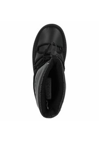 Botte noire imperméable avec un extérieur lisse et brillant, un col rembourré et un bout rond. Comprend des lacets ajustables et une semelle texturée.