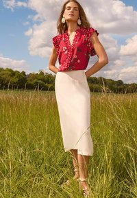 Love & Roses REGULAR FIT - FLUTTER SLEEVE PRINTED V-NECK - Bluză - red floral